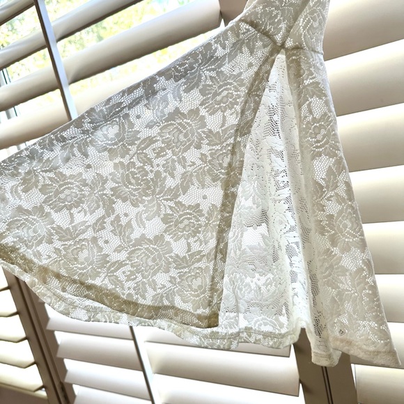 lace bell sleeve mini dress - Picture 3 of 4